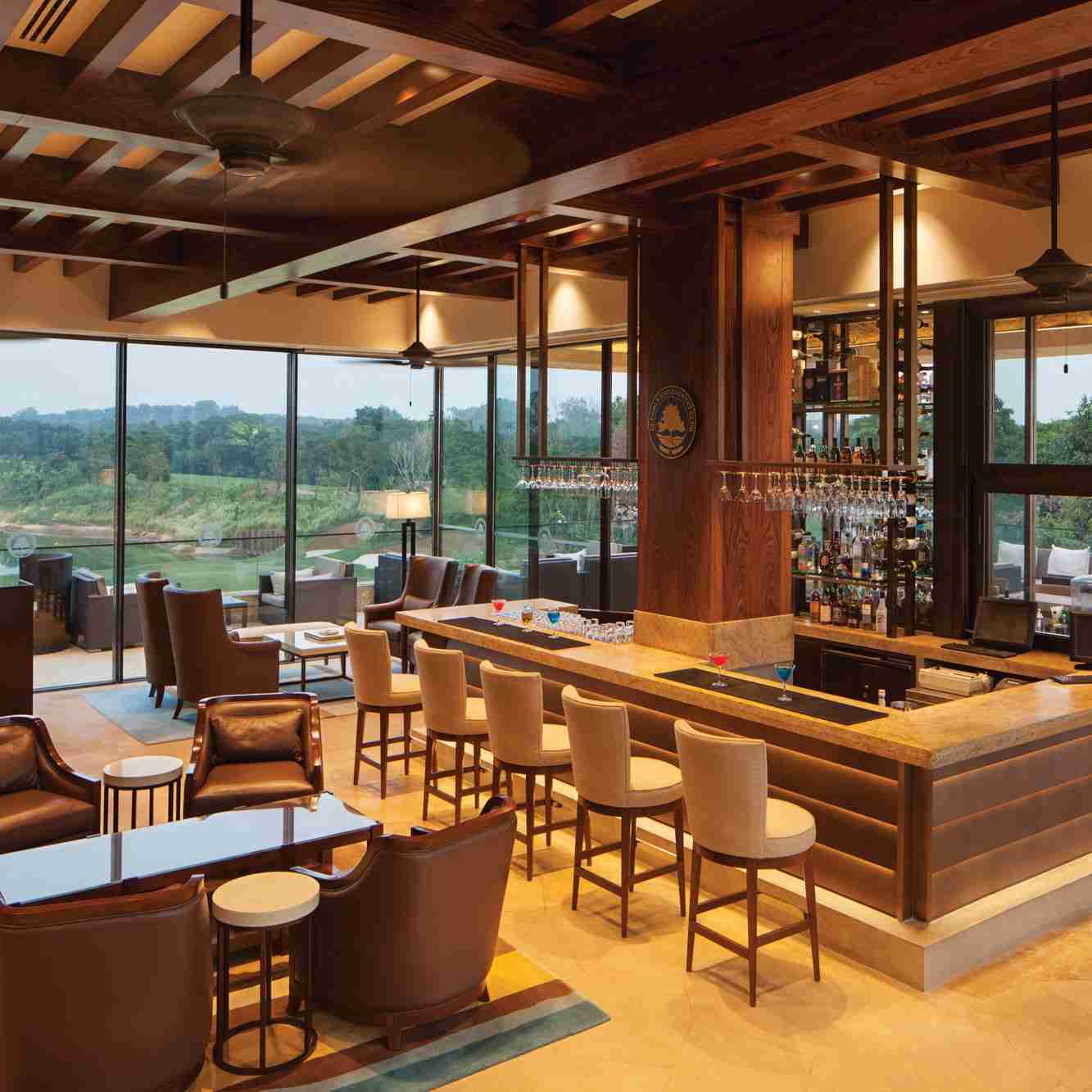 Framed by magnificent views, this setting offers a curated selection of malt whiskies, champagnes, premium beers, fine wines, and cigars, paired with exceptional appetisers. An inviting space to unwind and relive the day’s triumphs on the course. 