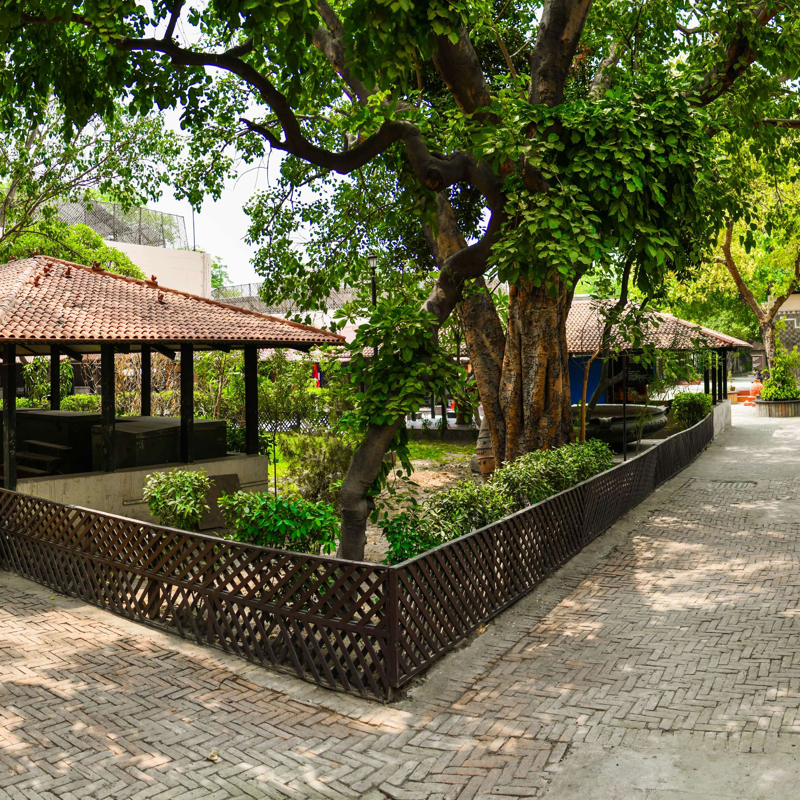 A 15-minute drive, the National Handicrafts and Handlooms Museum offers an immersive journey through India’s artisanal heritage. Traditional huts, handloom demonstrations, and a curated shop highlight the country’s vibrant craft traditions.